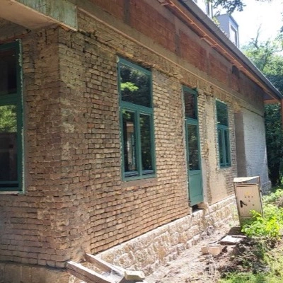 Vadászházba beépített kültéri nyílászárók zöld színben